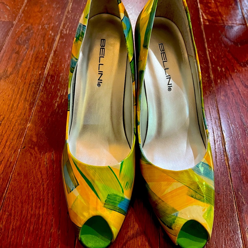 Size 9 Bellini green pattern peep toe heels